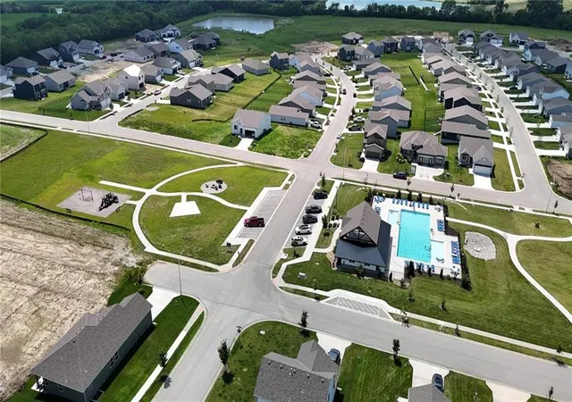35th image of 12510 S Parkwood Ln, Lees Summit, MO 64086 | MLS# 2440964