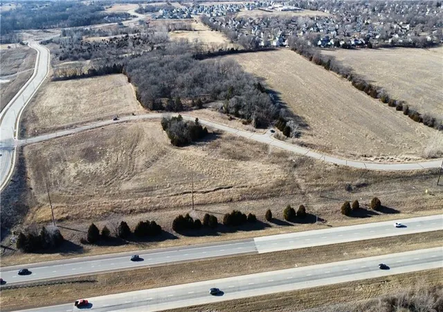 5th image of 6001 Hedge Lane Ter, Shawnee Mission, KS 66226 | MLS# 2466597