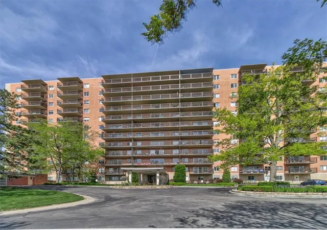 Photo 2 of Sale Pending at 4550 Warwick Blvd #106, Kansas City, MO 64111 | MLS# 2484461 | Listing updated on 2026-09-29