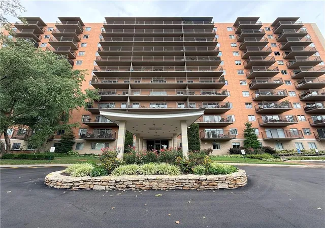 Photo 40 of Sale Pending at 4550 Warwick Blvd #106, Kansas City, MO 64111 | MLS# 2484461 | Listing updated on 2026-09-29