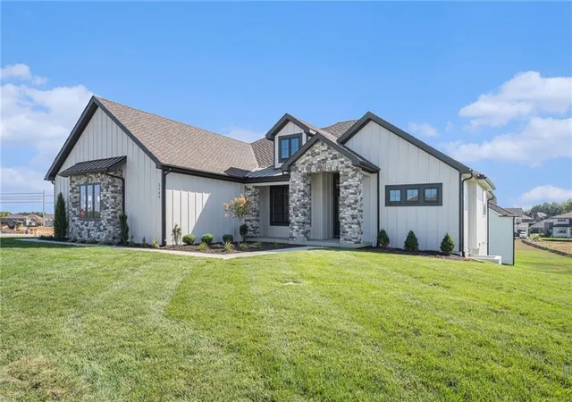 Photo 3 of Single family home for sale at 5163 Nw 47th Ter, Riverside, MO 64150 | MLS# 2506657 | Listing updated on 2026-10-04