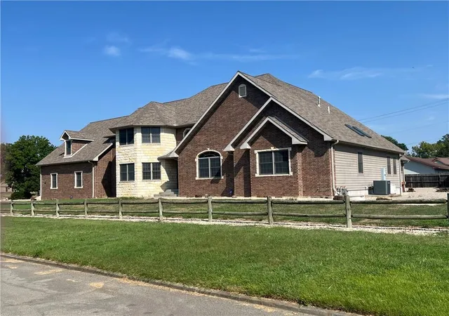 Photo 2 of Single family home for sale at 417 E 9th Street, Pittsburg, KS 66762 | MLS# 2508467 | Listing updated on 2026-09-17