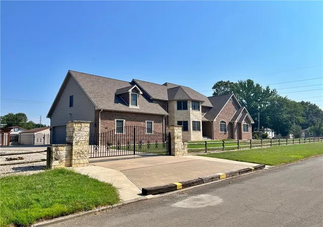 Photo 3 of Single family home for sale at 417 E 9th Street, Pittsburg, KS 66762 | MLS# 2508467 | Listing updated on 2026-09-17