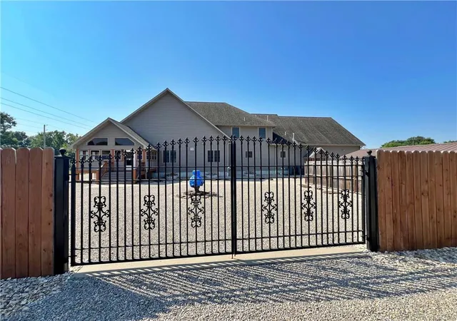 Photo 3 of Single family home for sale at 417 E 9th Street, Pittsburg, KS 66762 | MLS# 2508467 | Listing updated on 2026-09-17