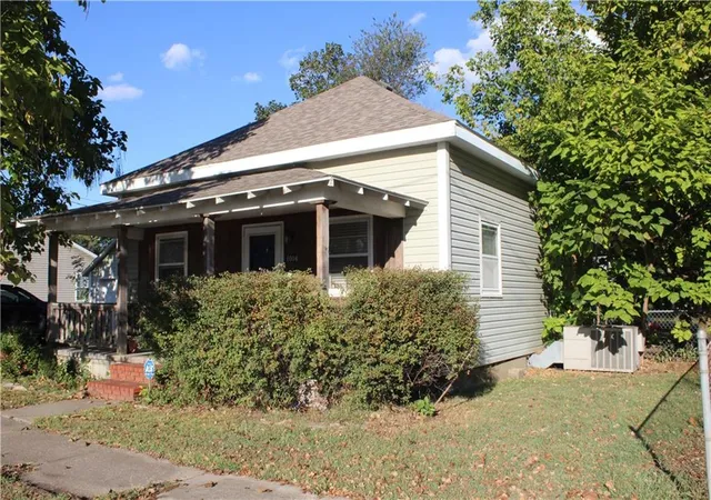 Photo 1 of Single family home for sale at 1004 N Grand St, Pittsburg, KS 66762 | MLS# 2512280 | Listing updated on 2026-09-24