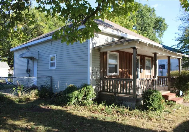 Photo 2 of Single family home for sale at 1004 N Grand St, Pittsburg, KS 66762 | MLS# 2512280 | Listing updated on 2026-09-24