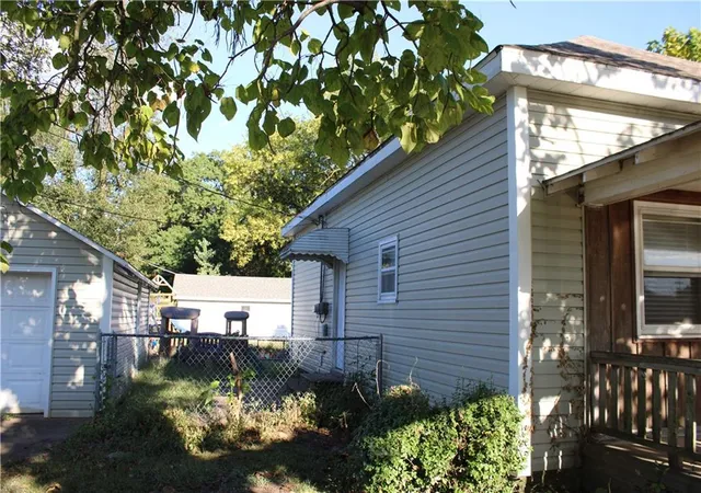 Photo 3 of Single family home for sale at 1004 N Grand St, Pittsburg, KS 66762 | MLS# 2512280 | Listing updated on 2026-09-24