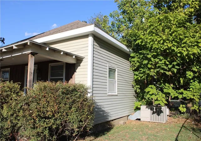 Photo 3 of Single family home for sale at 1004 N Grand St, Pittsburg, KS 66762 | MLS# 2512280 | Listing updated on 2026-09-24