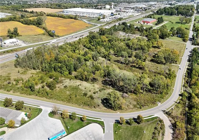 5th image of 2401 Coronado Dr, Blue Springs, MO 64029 | MLS# 2512902
