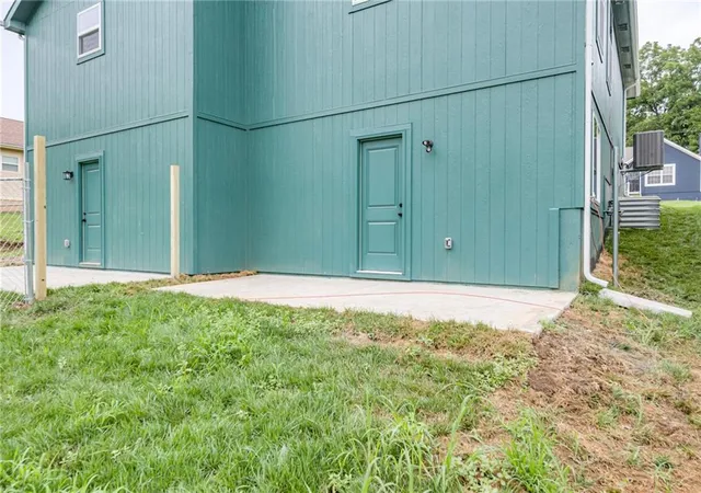 Listing Photo 2 - Condo for sale in building located at 4335/4337 Spruce Ave, Kansas City, MO 64130 - Unit #