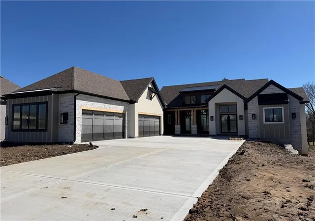 Single family home for sale at 3423 Ne 102Nd St, Kansas City, MO 64155 | MLS# 2517171