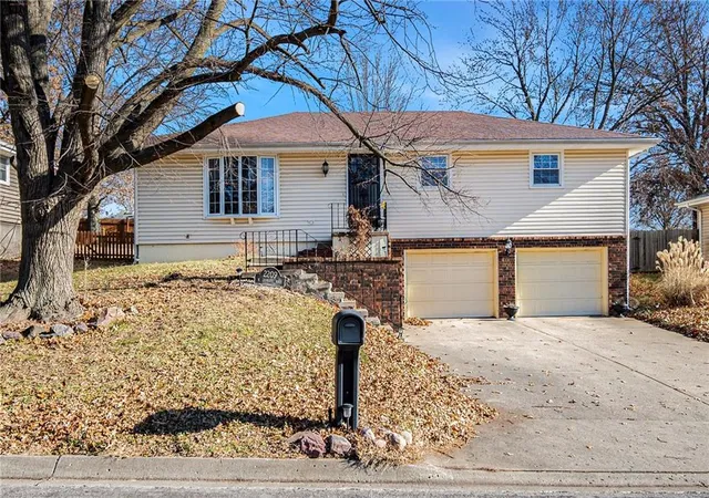 2nd image of 2209 N Leonard Rd, Saint Joseph, MO 64506 | MLS# 2518733