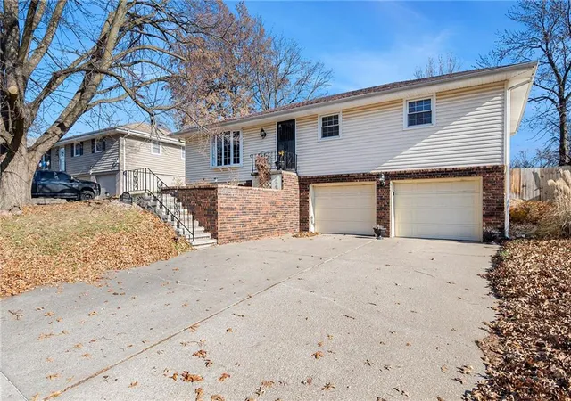 3rd image of 2209 N Leonard Rd, Saint Joseph, MO 64506 | MLS# 2518733