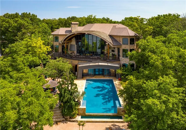 2nd image of 472 N Winnebago Dr, Lake Winnebago, MO 64034 | MLS# 2524570