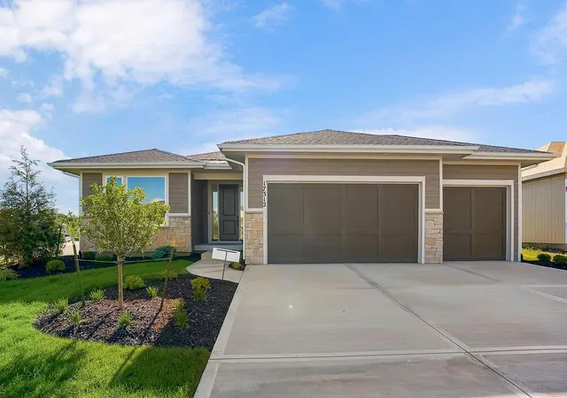 Photo 1 of Single family home for sale at 17312 Oakshire St, Overland Park, KS 66221 | MLS# 2526408 | Listing updated on 2026-10-04