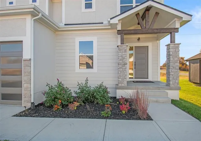 3rd image of 4312 Se Adams Dr, Blue Springs, MO 64014 | MLS# 2533933
