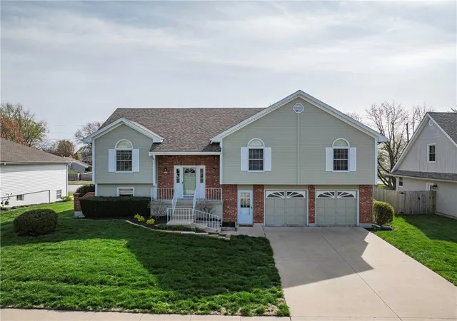 1st image of 519 Ne Timbercreek Dr, Lees Summit, MO 64086 | MLS# 2538991