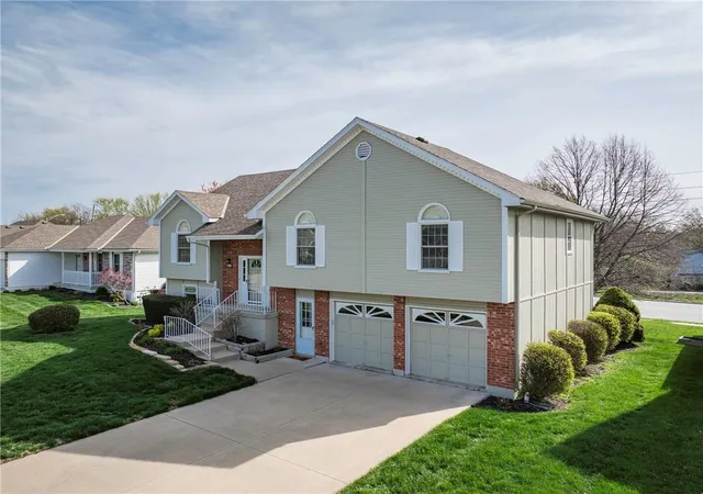 2nd image of 519 Ne Timbercreek Dr, Lees Summit, MO 64086 | MLS# 2538991