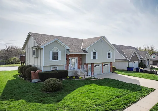 3rd image of 519 Ne Timbercreek Dr, Lees Summit, MO 64086 | MLS# 2538991