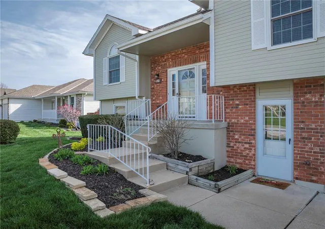4th image of 519 Ne Timbercreek Dr, Lees Summit, MO 64086 | MLS# 2538991