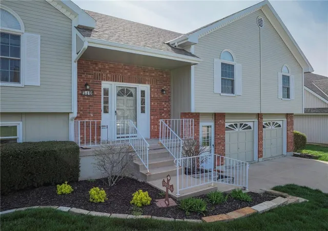 5th image of 519 Ne Timbercreek Dr, Lees Summit, MO 64086 | MLS# 2538991