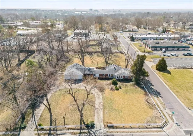 2nd image of 6909 W 82nd St, Overland Park, KS 66204 | MLS# 2539543