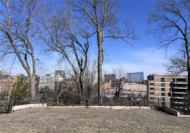 3rd image of 606 W 49Th Ter, Kansas City, MO 64112 | MLS# 2542645