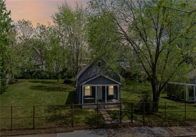 Photo 3 of Single family home for sale at 3225 Holmes St, Kansas City, MO 64109 | MLS# 2545185 | Listing updated on 2026-07-24