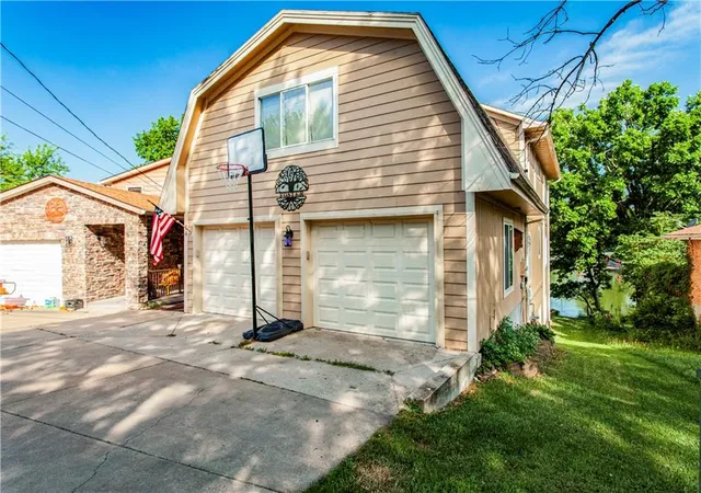 2nd image of 14 Emerald Shore Dr, Lake Tapawingo, MO 64015 | MLS# 2547546