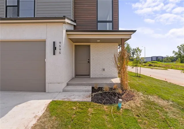 Photo 3 of Townhouse for sale at 9595 Jupiter St, Lenexa, KS 66219 | MLS# 2548512 | Listing updated on 2026-10-07