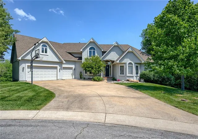 1st image of 601 Sw Forestpark Ln, Lees Summit, MO 64081 | MLS# 2549888