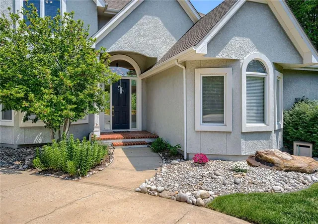 2nd image of 601 Sw Forestpark Ln, Lees Summit, MO 64081 | MLS# 2549888