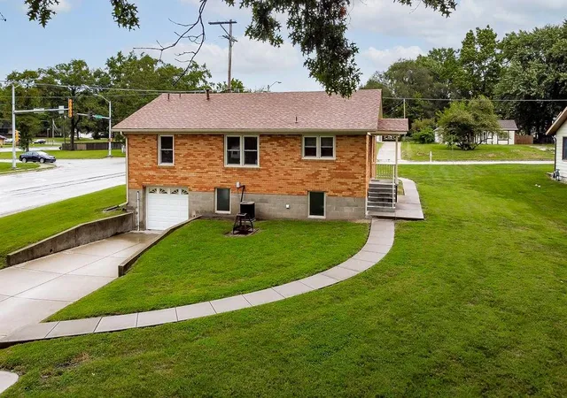 Photo 2 of Single family home for sale at 911 Limit St, Leavenworth, KS 66048 | MLS# 2550336 | Listing updated on 2026-06-05
