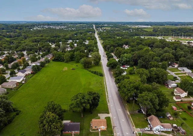 Photo 3 of Single family home for sale at 911 Limit St, Leavenworth, KS 66048 | MLS# 2550336 | Listing updated on 2026-06-05