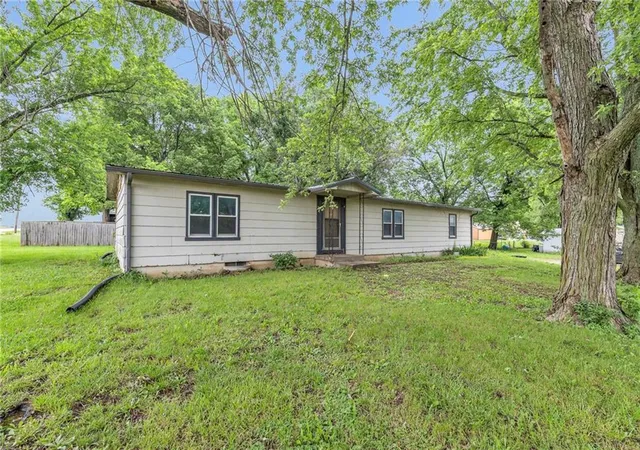 2nd image of 39135 Plum Crk Rd, Osawatomie, KS 66064 | MLS# 2552596