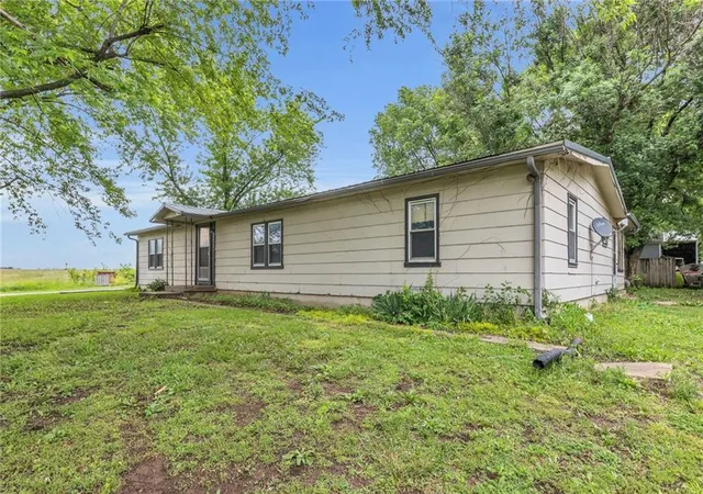 3rd image of 39135 Plum Crk Rd, Osawatomie, KS 66064 | MLS# 2552596