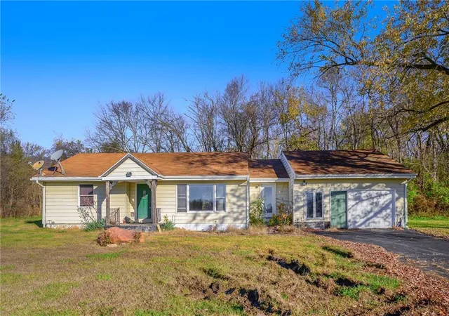 Single Family Residence at 1551 Ne Woods Chapel Rd, Lees Summit, MO 64064 | MLS# 2552836 | | Sold on 2025-07-01