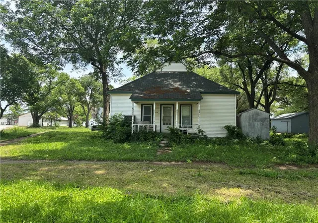 Homes for sale in Waverly, KS | 114 Schofield St, Waverly, KS 66871 | MLS# 2556890
