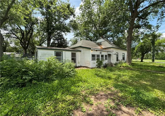 Homes for sale in Waverly, KS | 114 Schofield St, Waverly, KS 66871 | MLS# 2556890