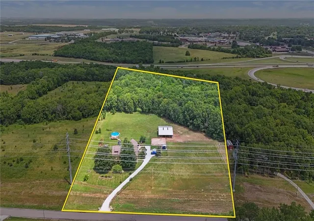 Homes for sale in De Soto, KS | 34860 W 95th St, De Soto, KS 66018 | MLS# 2558134