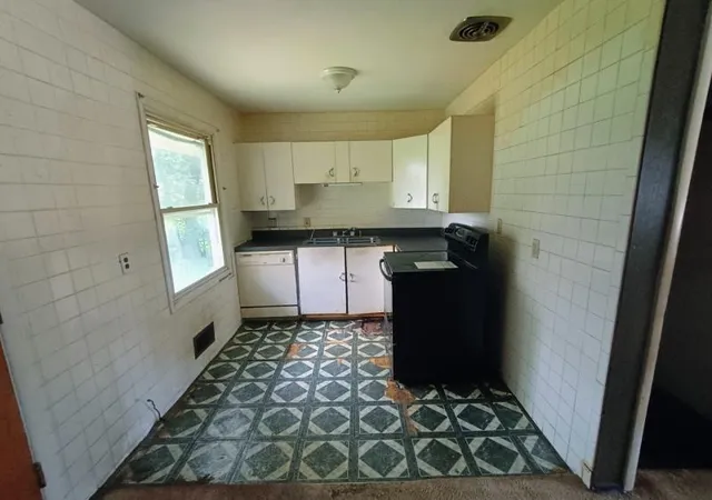 Photo 3 of Sale Pending at 5001 E 41st Street, Kansas City, MO 64130 | MLS# 2558606 | Listing updated on 2026-10-05