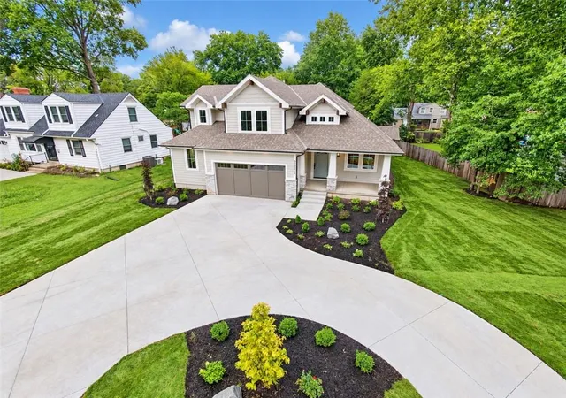 Photo 1 of Sale Pending at 2512 Somerset Dr, Prairie Village, KS 66208 | MLS# 2559133 | Listing updated on 2026-10-26