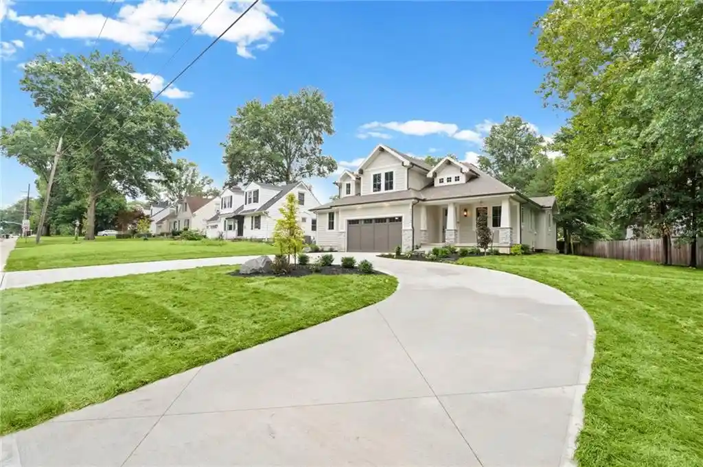 Photo 3 of Single family home for sale at 2512 Somerset Dr, Prairie Village, KS 66208 | MLS# 2559133 | Listing updated on 2026-10-23