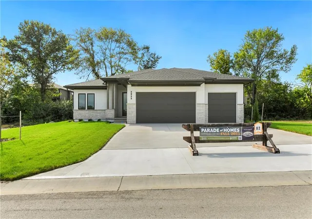 2nd image of 3932 Sw Flinkrock Dr, Lee's Summit, MO 64082 | MLS# 2559225