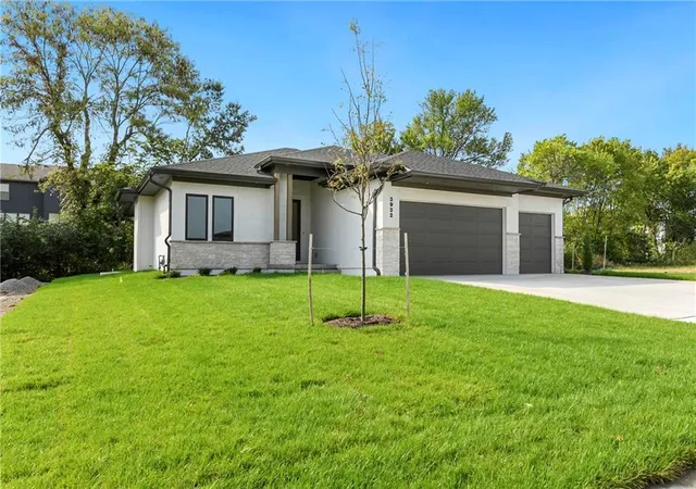 1st image of 3932 Sw Flinkrock Dr, Lee's Summit, MO 64082 | MLS# 2559225