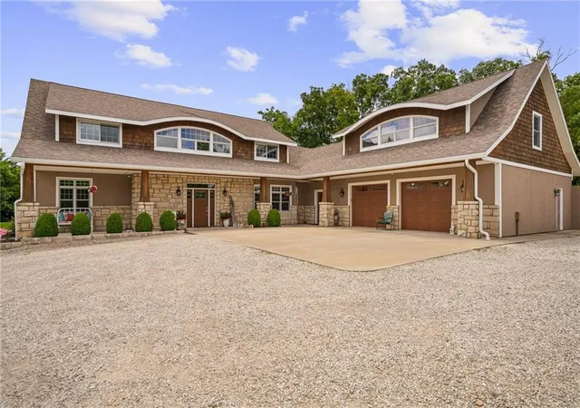 Homes for sale in Tonganoxie, KS | 18511 224Th St, Tonganoxie, KS 66086 | MLS# 2559472