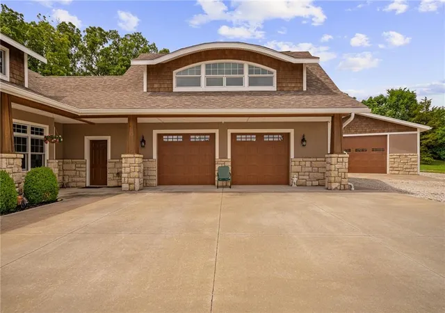 Homes for sale in Tonganoxie, KS | 18511 224Th St, Tonganoxie, KS 66086 | MLS# 2559472