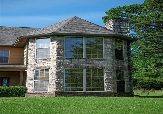 Photo 4 of Single family home for sale at 1318 Oakwood Dr, Hollister, MO 65672 | MLS# 2559924 | Listing updated on 2026-09-24