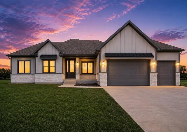 Photo 3 of Sale Pending at 13511 Woodland Ranch Dr, Lee's Summit, MO 64086 | MLS# 2564883 | Listing updated on 2026-09-27