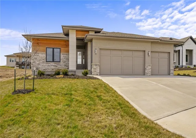 2nd image of 11242 S Sunray Dr, Olathe, KS 66061 | MLS# 2565097